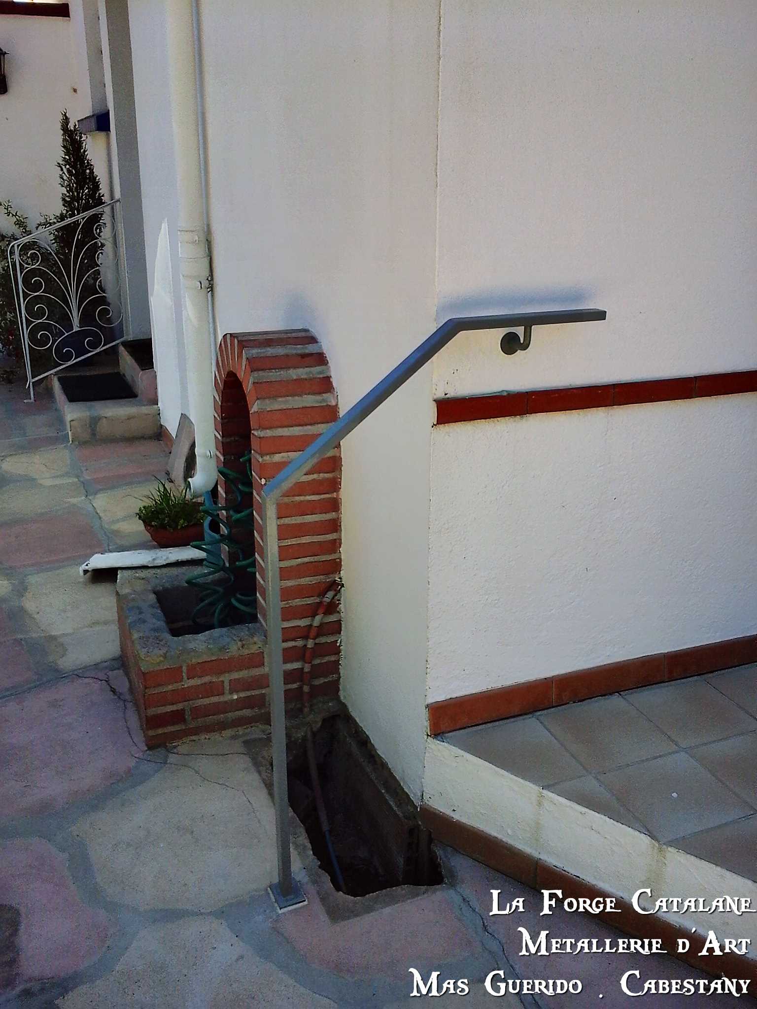 main courante sur poteau en fer tube rectangulaire forge catalane.jpg